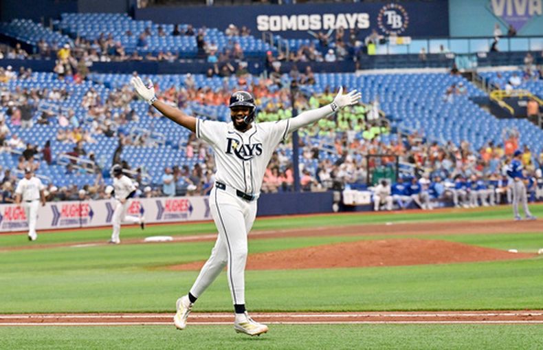 El dominicano de los Rays de Tampa Bay Junior Caminero celebra su jonrón de tres carreras en la octava entrada antre los Reales de Kansas City el jueves 25 de junio del 2026. (AP Foto/Jason Behnken)