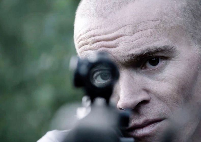 ARCHIVO – En la imagen, proporcionada por Neon, el ex Boina Verde Jordan Goudreau sostiene un rifle de asalto como parte de un documental sobre la participación del veterano en un intento de golpe de Estado contra el presidente venezolano Nicolas Maduro. (Neon vía AP, Archivo)
