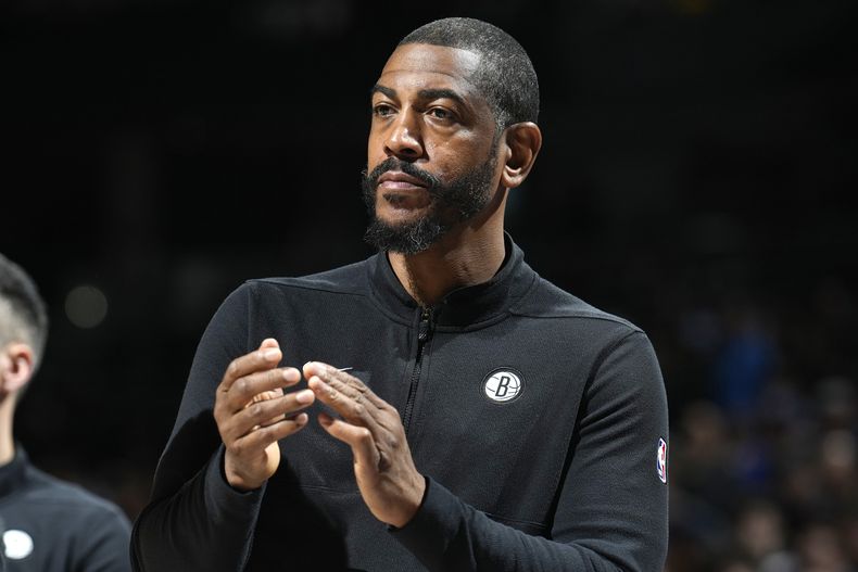 ARCHIVO - El técnico asistente de los Nets de Brooklyn Kevin Ollie durante un partido contra los Nuggets de Denver, el jueves 14 de diciembre de 2023, en Denver. Ollie será el entrenador interino de los Nets. (AP Foto/David Zalubowski)