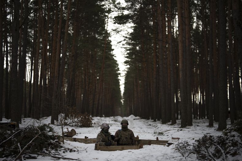 Soldados ucranianos en un puesto cerca de la frontera con Bielorrusia, Ucrania, el miércoles 1 de febrero de 2023. (AP Foto/Daniel Cole)