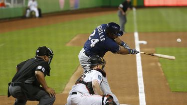 Aguilar remolca 3 pero Cerveceros caen ante Marlins en 12mo