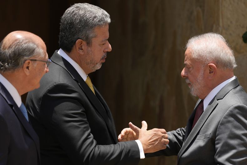 Archivo - El presidente electo de Brasil, Luiz Inácio Lula da Silva (derecha) saluda al presidente de la Cámara de Diputados, Arthur Lira, acompañado de su vicepresidente electo, Geraldo Alckmin, antes de la toma de posesión de Lula en Brasilia, el 9 de noviembre de 2022 (AP Foto/Eraldo Peres, Archivo)