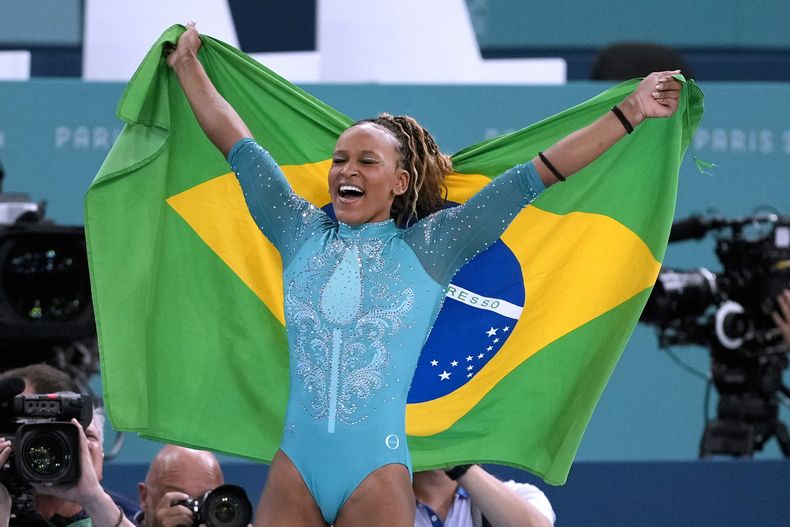 La brasileña Rebeca Andrade celebra tras ganar la medalla de oro en el ejercicio de piso de los Juegos Olímpicos de París, el lunes 5 de agosto de 2024. (AP Foto/Francisco Seco)