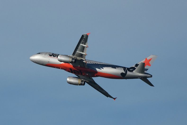 Un avión de pasajeros de Jetstar despega del aeropuerto de Sydney en Sydney, el martes 21 de julio de 2026. (AP Foto/Mark Baker)