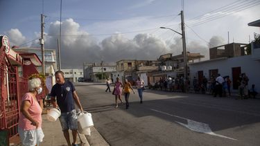 cuba: sigue la lucha contra el fuego en tanques de crudo