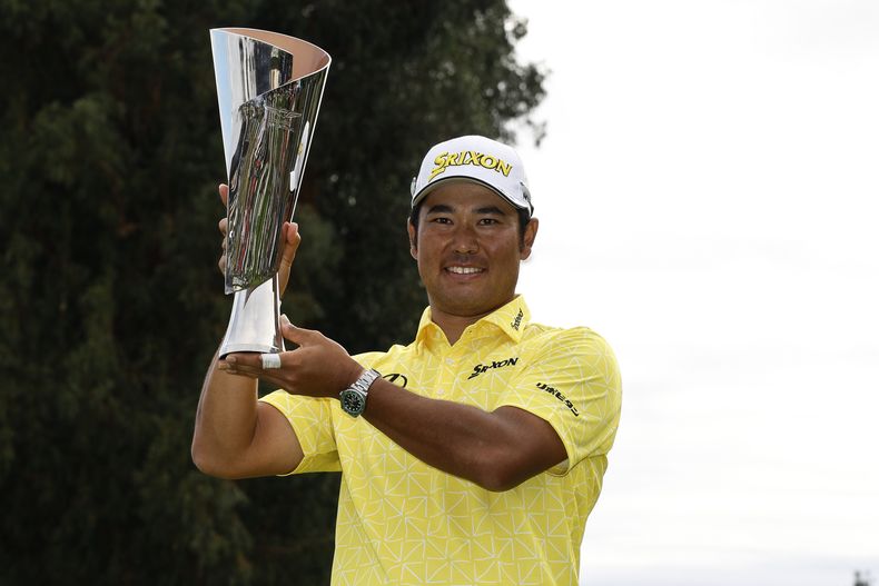 Hideki Matsuyama, de Japón, sostiene el trofeo Genesis Invitational después de ganar la ronda final del torneo de golf Genesis Invitational en Riviera Country Club, el domingo 18 de febrero de 2024, en el área de Pacific Palisades de Los Ángeles. (AP Foto/Ryan Kang)