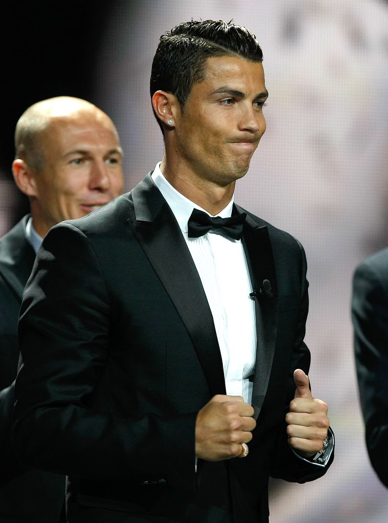 El jugador de Real Madrid, Cristiano Ronaldo, reacciona tras ganar el premio al futbolista del a&ntilde;o en Europa el jueves, 28 de agosto de 2014, en M&oacute;naco.(AP Photo/Claude Paris)