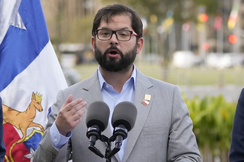 ARCHIVO - El presidente de Chile, Gabriel Boric, da declaraciones a los medios tras su asistencia a la Cumbre Sudamericana en el palacio de Itamaraty en Brasilia, Brasil, el martes Tuesday 20 de mayo de 2023. Boric presentó el miércoles 21 de junio de 2023 a la comisión que definirá qué territorios fueron arrebatados a las comunidades indígenas Mapuche y cuáles pueden ser restituidas, en un intento para poner fin al conflicto de tierras entre el Estado de Chile y la población indígena. (AP Foto/André Penner, Archivo)