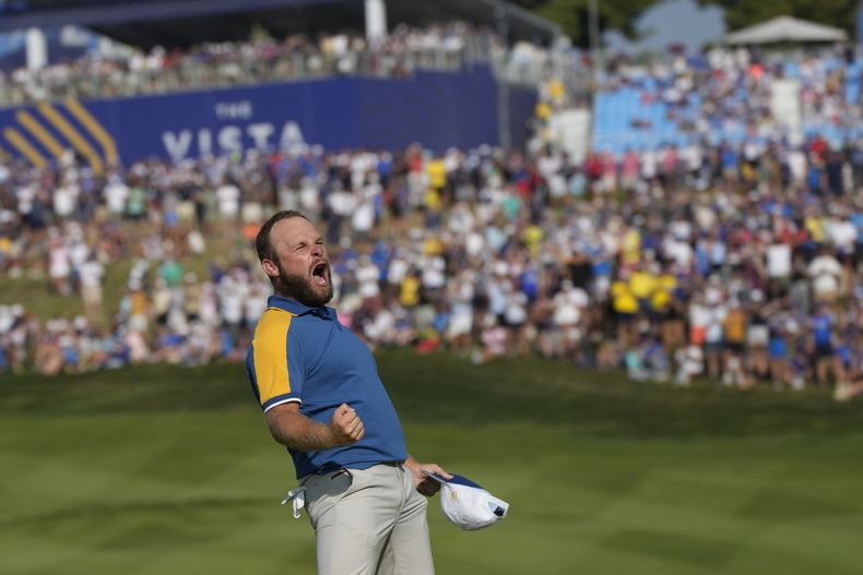 Tyrrell Hatton celebra tras ganar para Europa su duelo de singles en la Copa Ryder, el domingo 1 de octubre de 2023, en Guidonia Montecelio, el domingo 1 de octubre de 2023. (AP Foto/Alessandra Tarantino)