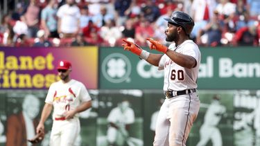 Akil Baddoo, de los Tigres de Detroit, festeja tras conectar un doble productor frente a los Cardenales de San LUis, el sábado 6 de mayo de 2023 (AP Foto/Tom Gannam)