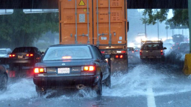 continuan los aguaceros y las tronadas aisladas para hoy