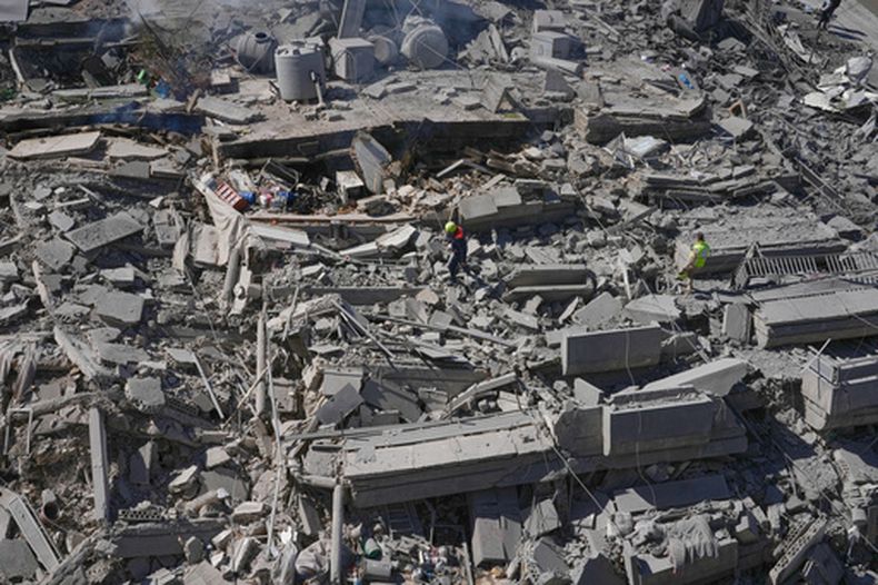 Rescatistas inspeccionan un edificio destruido por un ataque aéreo israelí, el jueves 5 de marzo de 2026, en la ciudad de Nabatiyeh, en el sur del Líbano. (AP Foto/Mohammed Zaatari)