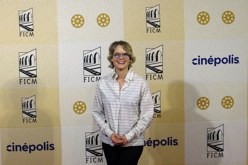 ARCHIVO - La actriz y directora de cine estadounidense Jodie Foster posa en la alfombra roja de la proyección especial de la película The Silence of the Lambs en el Festival Internacional de Cine de Morelia en Morelia, México, el miércoles 25 de octubre de 2023. (Foto AP/Berenice Bautista)