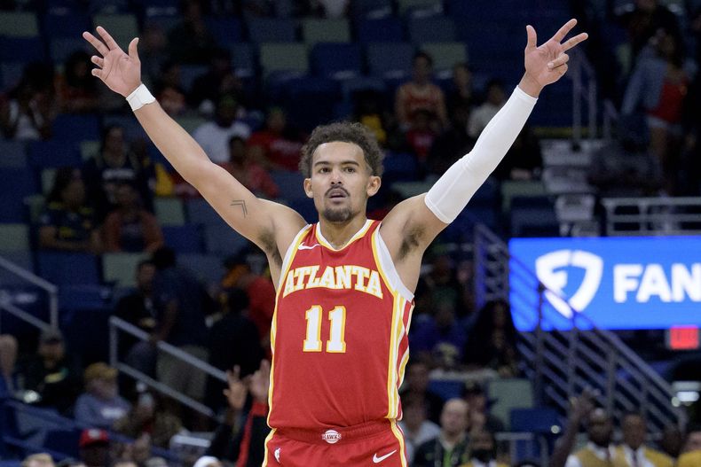 Trae Young, base de los Hawks de Atlanta, festeja durante el partido del sábado 4 de noviembre de 2023, ante los Pelicans de Nueva Orleáns (AP Foto/Matthew Hinton)