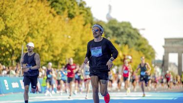 Harry Styles, en el centro, compite en el Maratón de Berlín en Berlín, Alemania, el 21 de septiembre de 2025. (Sportograf via AP)