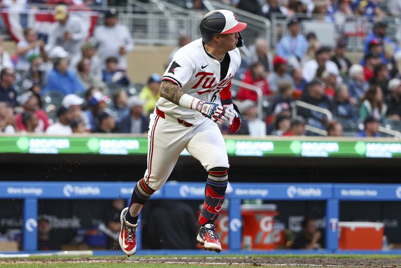 El puertorriqueño de los Mellizos de Minnesota, José Miranda conecta un doblete de dos carreras ante los Tigres de Detroit durante la cuarta entrada del juego de béisbol, el jueves 4 de julio de 2024, en Mineápolis. (AP Foto/Matt Krohn)
