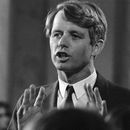 ARCHIVO - El senador Robert F. Kennedy informa a los periodistas, y a la nación, que es candidato del Partido Demócrata paras las primarias presidenciales, el 16 de marzo de 1968, en Washington. (AP Foto, Archivo)