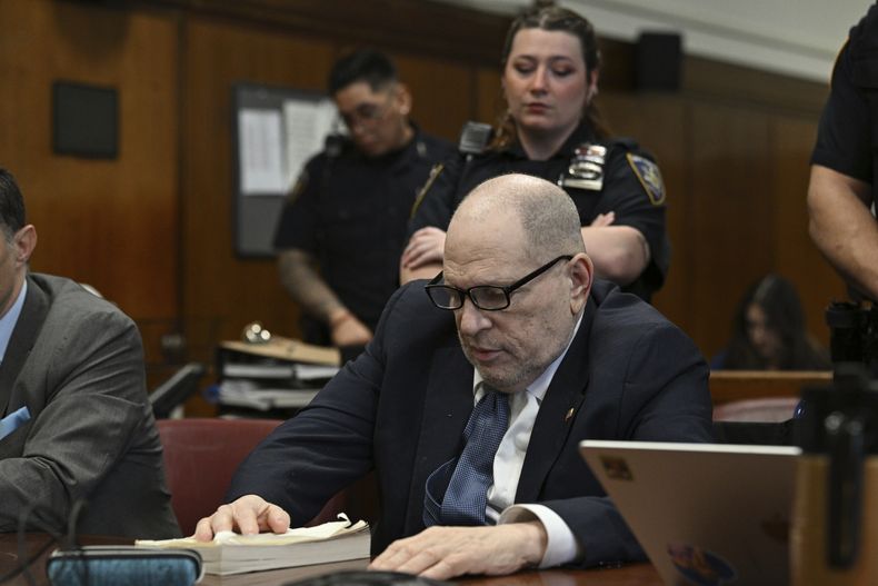 Harvey Weinstein comparece ante la Corte Suprema de Manhattan en el segundo día de selección del jurado en el juicio por violación en su contra, en Nueva York, el miércoles 16 de abril de 2025. (Curtis Means/Pool Photo via AP)