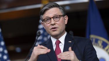 ARCHIVO - El presidente de la Cámara de Representantes Mike Johnson habla en el Capitolio en Washington, el 29 de febrero de 2024. (AP Foto/J. Scott Applewhite, Archivo)