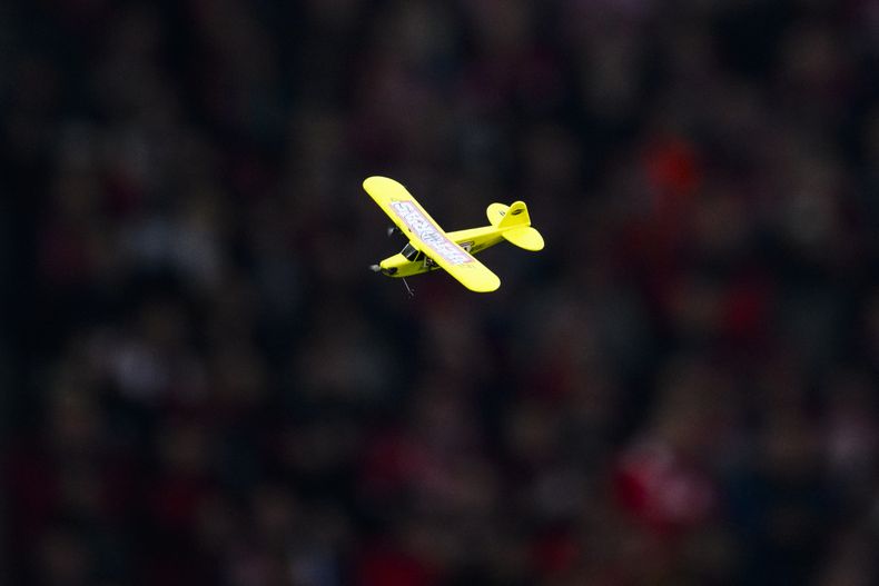 Un avión a escala vuela dentro del estadio durante el partido de fútbol de la Bundesliga entre SC Freiburg y Eintracht Frankfurt en Friburgo, Alemania, el domingo 18 de febrero de 2024. (Tom Weller/dpa vía AP)