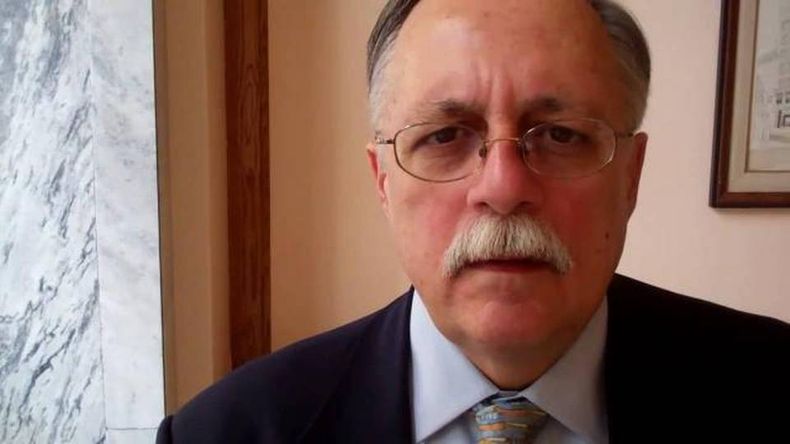 La estrategia para liberar a los tres agentes cubanos convictos que permanecen encarcelados en Estados Unidos debe ?marginar a Miami?, dijo este sábado el abogado José Pertierra en un evento organizado por la Sección de Intereses de Cuba en Washington.