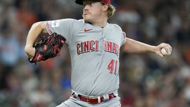 El abridor de los Rojos de Cincinnati Andrew Abbott lanza en la primera entrada del juego ante los Astros de Houston el viernes 16 de junio del 2023. (AP Foto/Eric Christian Smith)