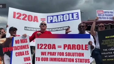jueza federal frena parcialmente suspension de programas de parole humanitario