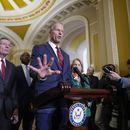 El líder de la mayoría en el Senado de Estados Unidos, el republicano John Thune, y el jefe del grupo republicano ene l Senado, John Barrasso (izquierda), hablan con reporteros en el Capitolio, Washington, el 1 de abril de 2025. (AP Foto/J. Scott Applewhite)