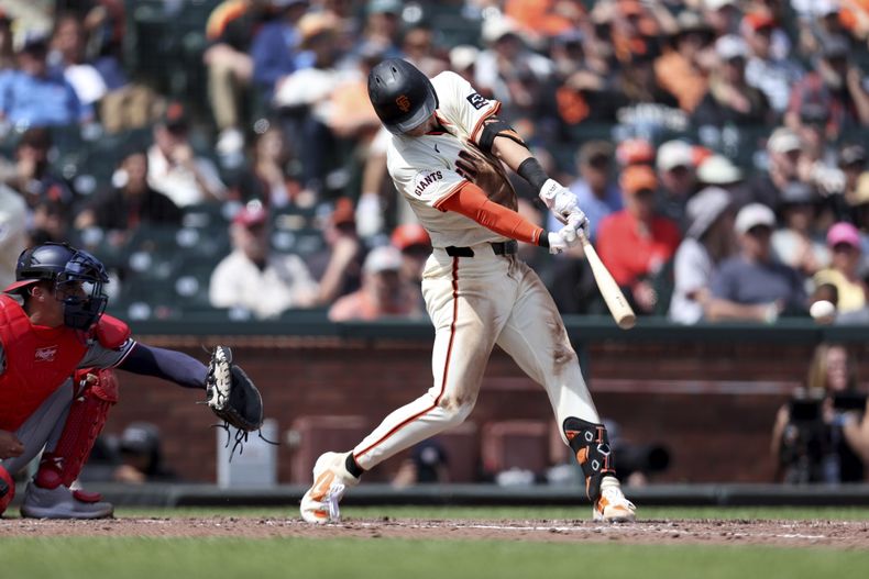 Tyler Fitzgerald, de los Gigantes de San Francisco, pega un sencillo en el duelo ante los Nacionales de Washington, el miércoles 10 de abril de 2024 (AP Foto/Jed Jacobsohn)