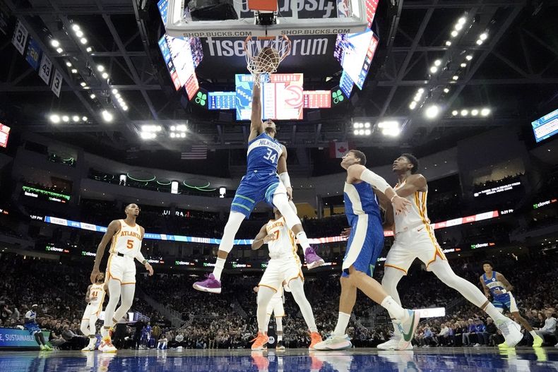 Giannis Antetokounmpo de los Bucks de Milwaukee clava el balón ante los Hawks de Atlanta, el sábado 2 de diciembre de 2023, en Milwaukee. (AP Foto/Morry Gash)