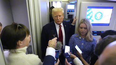 El presidente Donald Trump habla con periodistas a bordo del Air Force One en ruta de Miami a la Base Conjunta Andrews, Maryland, el 27 de enero de 2025, mientras la secretaria de prensa de la Casa Blanca, Karoline Leavitt, escucha. (AP Foto/Mark Schiefelbein, Archivo)