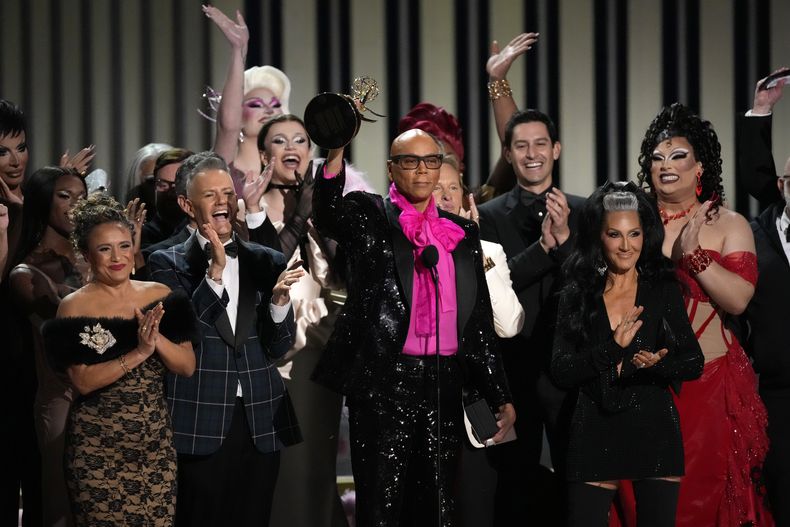 El equipo de RuPauls Drag Race recibe el premio a mejor reality en la 75a edición de los Premios Emmy el lunes 15 de enero de 2024 en el Teatro Peacock de Los Ángeles. (Foto AP/Chris Pizzello)