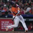 Martin Maldonado, de los Astros de Houston, pega doble productor durante la segunda entrada del juego de béisbol en contra de los Filis de Filadelfia, el domingo 30 de abril de 2023, en Houston. (AP Foto/Kevin M. Cox)
