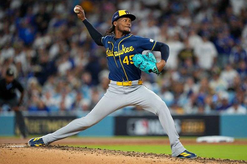 Abner Uribe de los Cerveceros de Milwaukee lanza en el sexto inning contra los Dodgers de Los Ángeles en el tercer juego de la Serie de Campeonato de la Liga Nacional, el miércoles 14 de octubre de 2026, en Los Ángeles. (AP Foto/Ashley Landis)