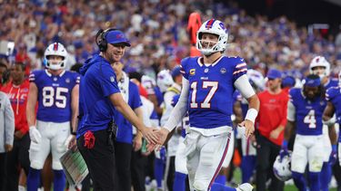 El entrenador en jefe de los Bills de Buffalo, Joe Brady, a la izquierda, y el quarterback Josh Allen (17) celebran un touchdown contra los Lions de Detroit durante la primera mitad de un partido de fútbol americano de la NFL en Orchard Park, Nueva York, el jueves 17 de septiembre de 2026. (Foto AP/Jeffrey T. Barnes)