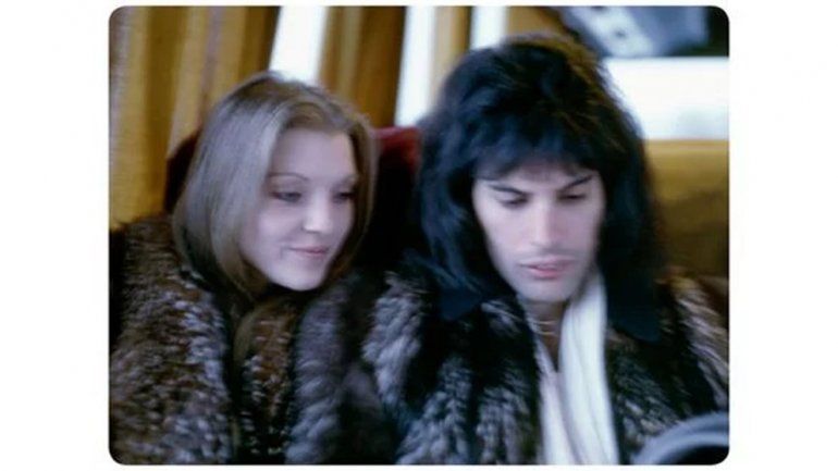 Freddie Mercury con Mary Austin, su novia de ese entonces, en 1975 (BM)