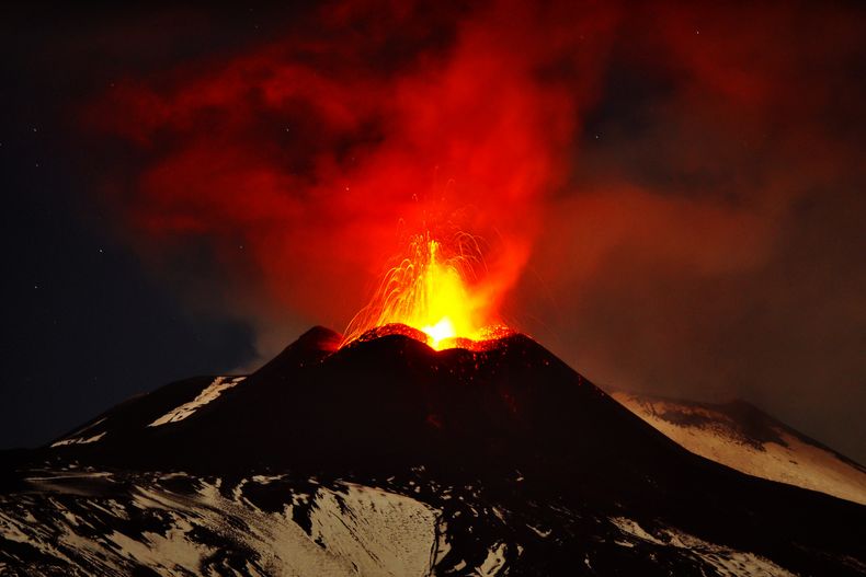 Foto tomada el s&aacute;bado 16 de noviembre de 2013 que muestra la erupci&oacute;n del Monte Etna, el volc&aacute;n m&aacute;s activo de Europa, que hizo erupci&oacute;n sin que se registraran da&ntilde;os ni v&iacute;ctimas. (Foto de AP/Carmelo Imbesi)