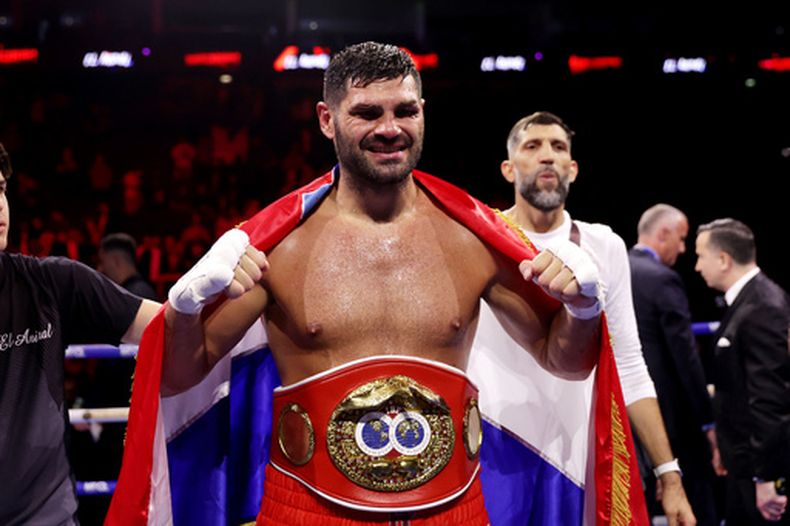 El boxeador croata Filip Hrgovic celebra tras vencer al británico Moses Itauma por el campeonato peso pesado de la Federación Internacional de Boxeo el sábado 29 de agosto del 2026. (Steven Paston/PA via AP)