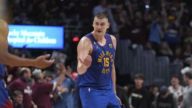 El serbio Nikola Jokic, de los Nuggets de Denver, festeja en el primer partido de la final de la Conferencia Oeste ante los Lakers de Los Ángeles, el martes 16 de mayo de 2023 (AP Foto/Jack Dempsey)