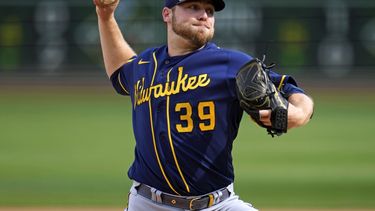El abridor de los Cerveceros de Milwaukee Corbin Burnes trabaja la segunda entrada ante los Piratas de Pittsburgh el sábado 1 de julio del 2023. (AP Foto/Gene J. Puskar)