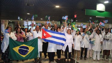 oposicion a dilma rousseff sale en defensa de medicos cubanos