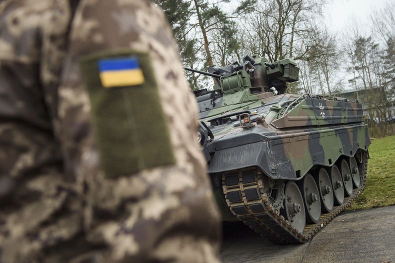 En esta imagen de archivo, un soldado ucraniano está parado delante de un vehículo de infantería Marder en la zona de formación de las fuerzas alemanas en Bundeswehr, en Munster, Alemania, el 20 de febrero de 2023. (AP Foto/Gregor Fischer, archivo)