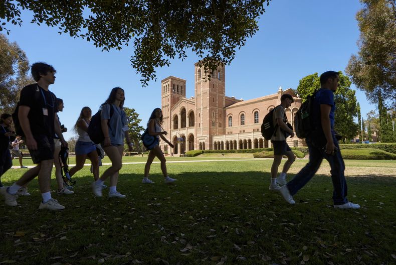 ARCHIVO - Estudiantes caminan frente al Royce Hall en el campus de la Universidad de California en Los Ángeles, en Los Ángeles, el 15 de agosto de 2024. (AP Foto/Damian Dovarganes, archivo)