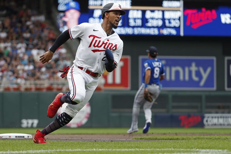 Byron Buxton de los Mellizos de Minnesota anota desde segunda base una carrera ante los Reales de Kansas City, el martes 4 de julio de 2023, en Minneapolis. (AP Foto/Bruce Kluckhohn)