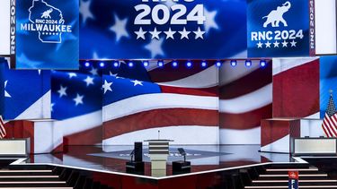 El escenario en el Foro Fiserv previo al inicio de la Convención Nacional Republicana 2024, el sábado 13 de julio de 2024, en Milwaukee. (AP Foto/J. Scott Applewhite)