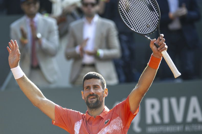 Novak Djokovic tras derrotar a Cameron Norrie en las semifinales del Abierto de Ginebra, el viernes 23 de mayo de 2025. (Martial Trezzini/Keystone vía AP)