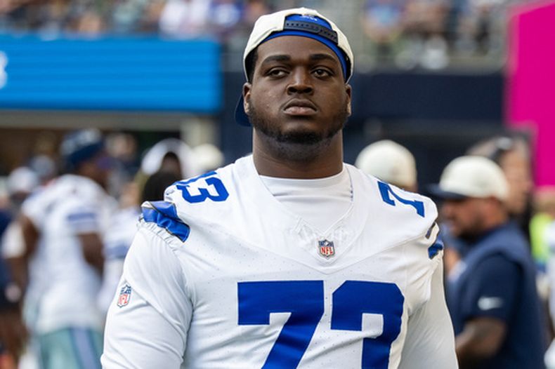 ARCHIVO - En esta fotografía de archivo del 15 de agosto de 2026, el liniero ofensivo de los Cowboys de Dallas, Tyler Smith, permanece de pie en la banda durante un partido de fútbol americano de la pretemporada de la NFL contra los Seahawks de Seattle, en Seattle. (Foto AP/Stephen Brashear, Archivo)