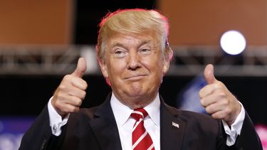 Trump tuitea elogiosamente sobre respuesta a tormenta