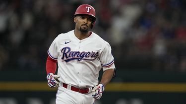 Marcus Semien, de los Rangers de Texas, recorre las bases luego de conectar un jonrón de tres carreras el sábado 3 de junio de 2023, en el juego ante los Marineros de Seattle (AP foto/Tony Gutierrez)