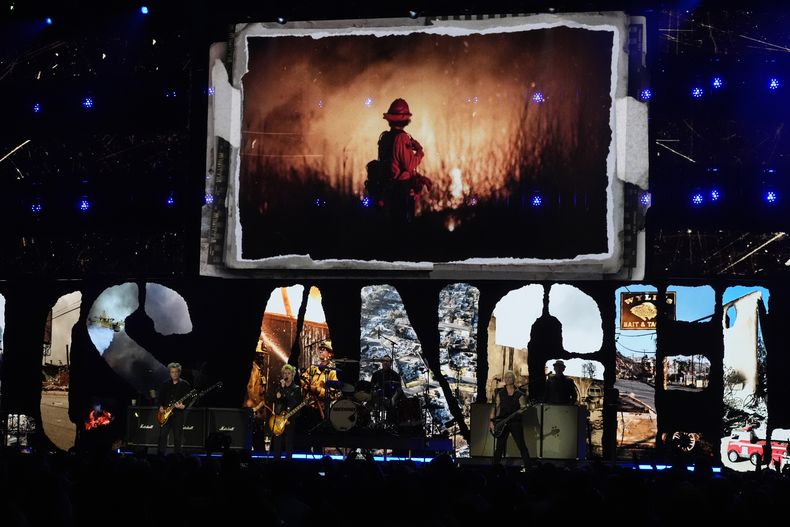 De izquierda a derecha, Billie Joe Armstrong, Tre Cool y Mike Dirnt, de Green Day, actúan en el concierto benéfico FireAid, el 30 de enero de 2025, en The Forum, en Inglewood, California. (AP Foto/Chris Pizzello)